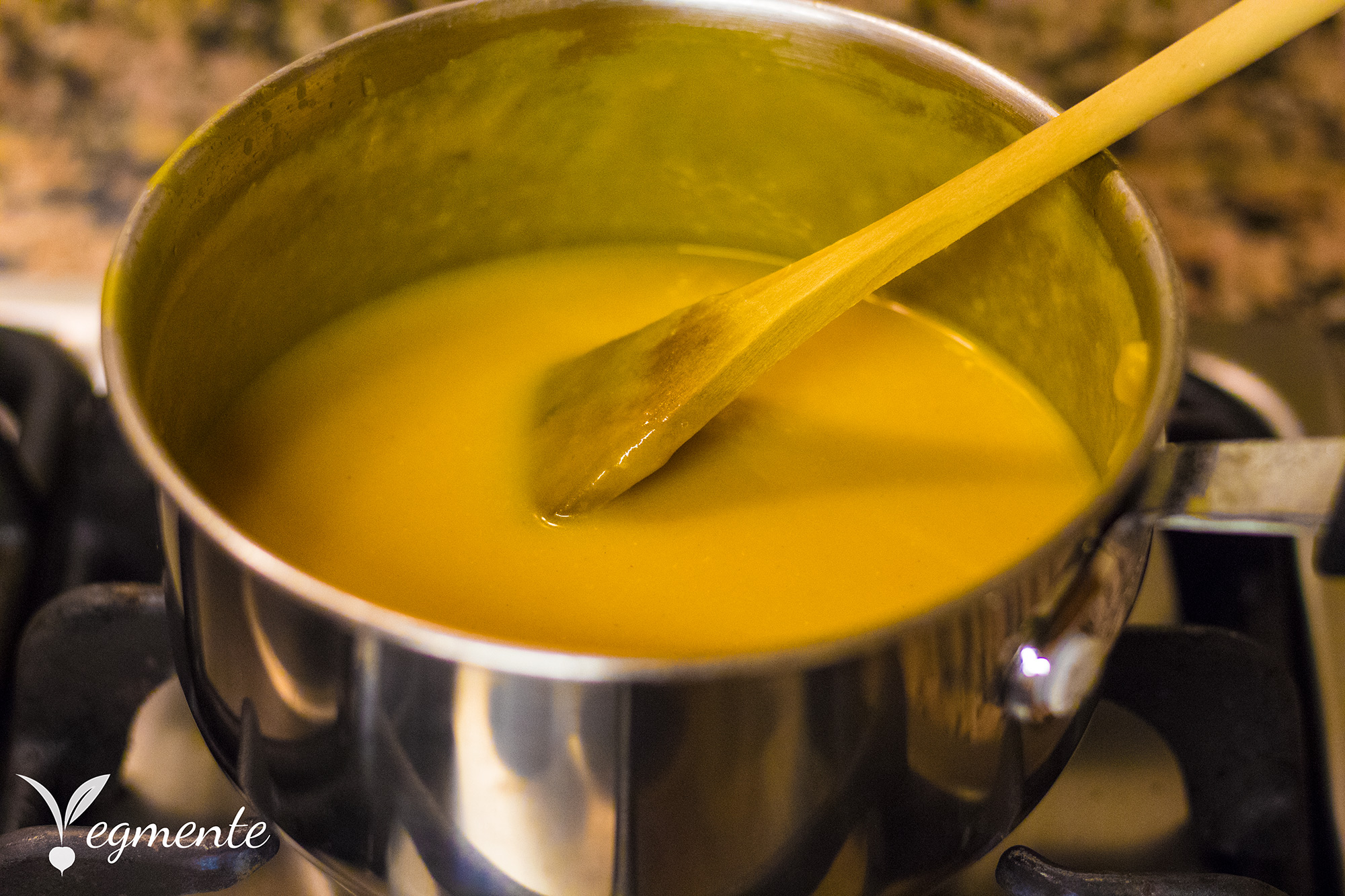 Tofu panado com molho de “queijo” vegmente